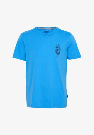 Modra bombažna majica s kratkimi rokavi in okroglim izrezom, ki na levem prsnem delu nosi črn grafični motiv žirafe, oblečene v klobuk in šal.