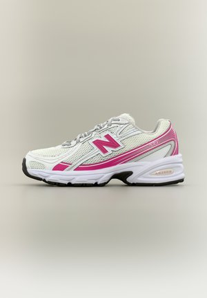 Chaussure de course New Balance 740 blanche et rose avec empeigne en mesh et semelle amortissante ABZORB, vue de profil sur un fond neutre.