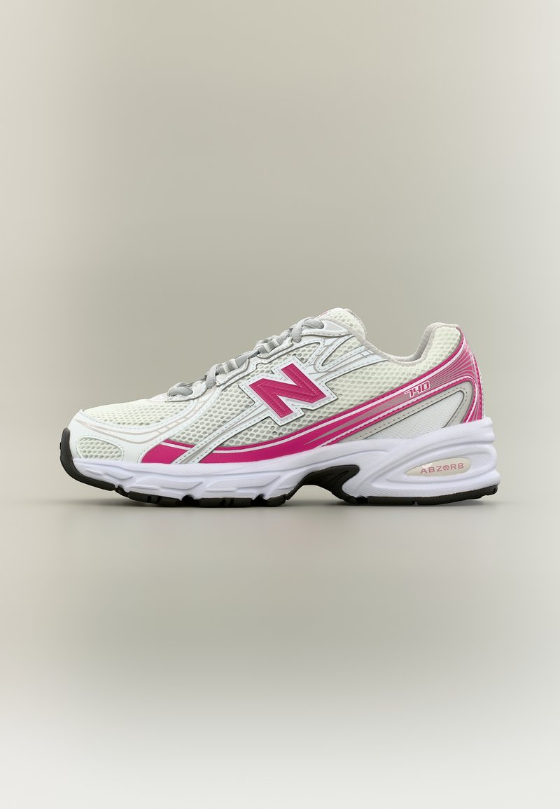 Scarpa da corsa New Balance 740 bianca e rosa con tomaia in mesh e suola ammortizzata ABZORB, vista laterale su sfondo neutro.