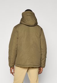 Padded bunda v olivovej farbe, s kapucňou na šnúrku, dlhými rukávmi a rovnými okrajmi so zapínaním na gombíky na manžetách.