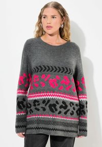 Maglione grigio con stampa animale rosa e nera, colletto rotondo e maniche lunghe. Bandi con motivo testurizzato in colori contrastanti.