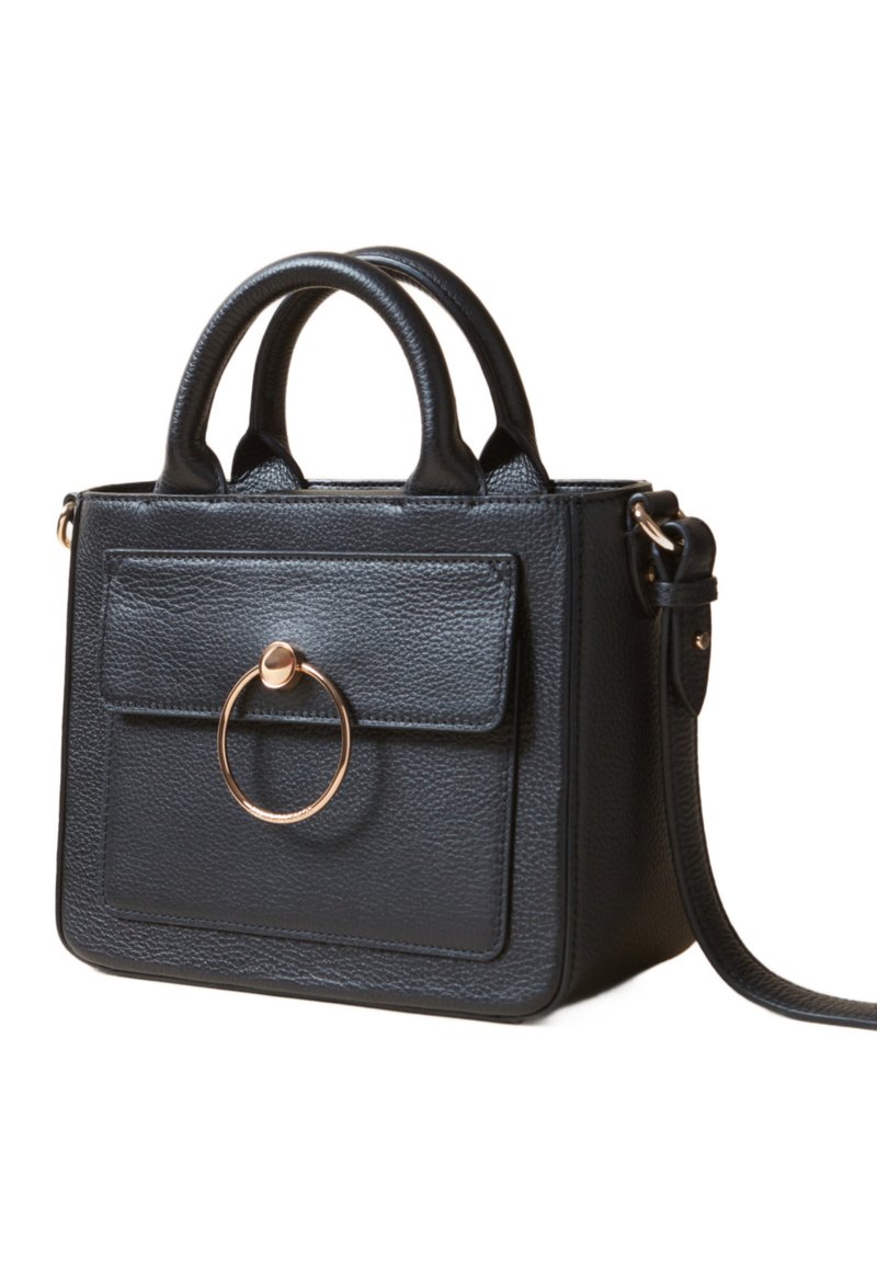Sac en cuir noir texturé avec double anses supérieures, poche avant avec fermeture à anneau doré, et une bandoulière amovible.