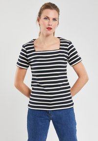 Chemise à rayures bleu marine et blanche à manches courtes avec un décolleté carré, confectionnée dans un tissu doux, présente une coupe confortable et un design décontracté.
