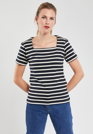Chemise à rayures bleu marine et blanche à manches courtes avec un décolleté carré, confectionnée dans un tissu doux, présente une coupe confortable et un design décontracté.