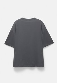 T-shirt en coton gris foncé avec des manches courtes, un col rond et une coupe décontractée. Texture lisse et design minimaliste, sans logos ni motifs visibles.