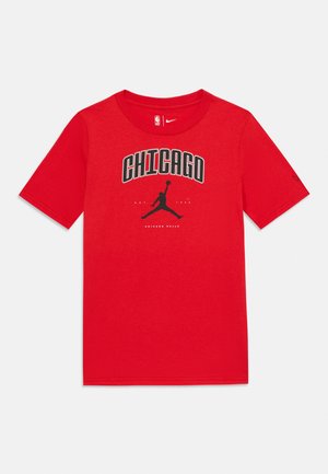 T-shirt Nike rouge à manches courtes avec le texte "CHICAGO", logo de basketball Jumpman noir et "Chicago Bulls" imprimé en dessous sur le devant.