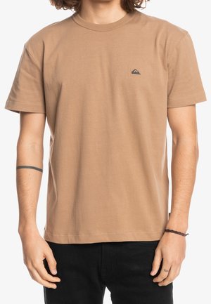 Korte mouwen bruin t-shirt van katoen, met een klein zwart logo op de linkerborst en een ronde halslijn.