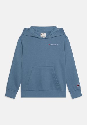 Sudadera con capucha azul hecha de tela suave, con bolsillo tipo canguro, puños acanalados y logo de Champion en el pecho y la manga.