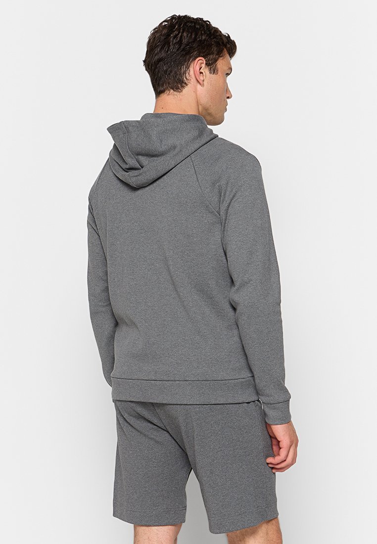 Grijze hoodie met een trekkoordcapuchon, geribbelde manchetten en zoom. Gekenmerkt door bijpassende shorts in dezelfde stof, gezien vanuit de rug.