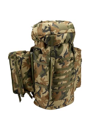 Duży wojskowy plecak maskujący z wieloma zapinanymi na zamek kieszeniami i regulowanymi paskami na białym tle.
