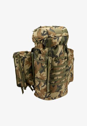 Duży wojskowy plecak maskujący z wieloma zapinanymi na zamek kieszeniami i regulowanymi paskami na białym tle.