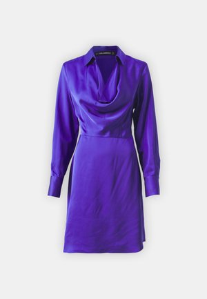 Robe en satin violet avec des manches longues, un col plié et une taille ajustée. Texture lisse et design à mi-jan. Présente un logo sur la manche.