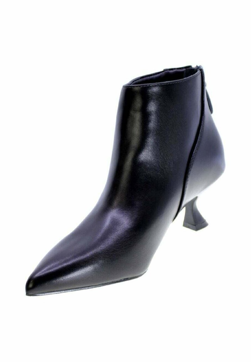 Stivale alla caviglia in pelle nera con punta affilata, tacco basso e chiusura a zip sul lato. Textura liscia con finitura lucida.