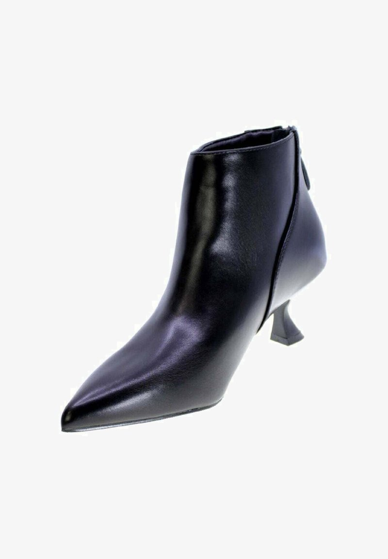 Stivale alla caviglia in pelle nera con punta affilata, tacco basso e chiusura a zip sul lato. Textura liscia con finitura lucida.
