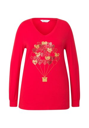 Czerwona koszula z długim rękawem i dekoltem w serek, z grafiką złotego balonu na gorące powietrze z sercami unoszącymi się w powietrzu oraz boxem na dole. Miękka faktura materiału.