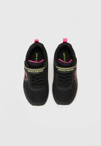 Čierne tenisky s priedušným zvrškom, ružovými akcentmi a zeleným logom "SKECHERS". Obsahujú polstrovaný jazyk, šnúrky a spevnenú pätu pre podporu.