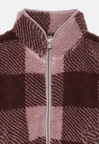 Weiche Fleecejacke mit pinkem und braunem Karomuster sowie Frontreißverschluss, ausgestattet mit einem hochgezogenen Kragen für zusätzlichen Wärmeschutz.
