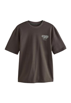 Camiseta de manga corta gris oscuro hecha de algodón. Presenta un cuello redondo y un gráfico en texto blanco que dice "San Francisco" en el pecho.