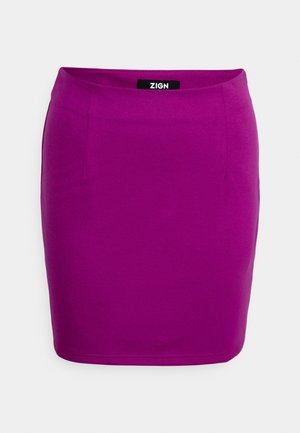 Minifalda morada elástica con una textura suave, que cuenta con una cinturilla y dos bolsillos frontales discretos. Etiqueta de la marca: ZIGN.