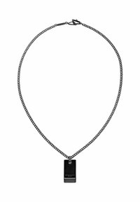 Collana a catena in metallo nero con pendente rettangolare inciso. La catena ha una texture liscia, mentre il pendente ha una finitura opaca.