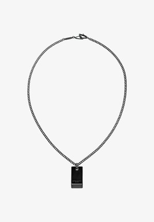 Fekete fém lánc nyaklánc, mely egy téglalap alakú medált tartalmaz, gravírozott szöveggel. A lánc sima textúrájú, a medál matt felületű.