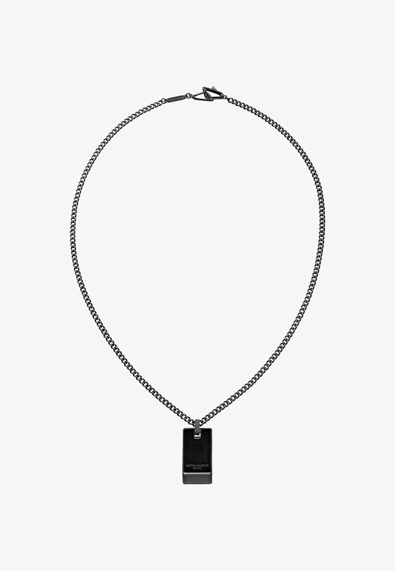 Collana a catena in metallo nero con pendente rettangolare inciso. La catena ha una texture liscia, mentre il pendente ha una finitura opaca.