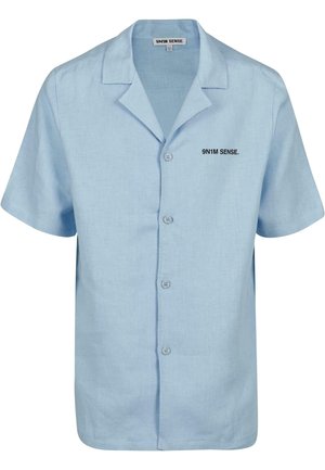 Šviesiai mėlynas trumpomis rankovėmis marškinėliai su mygtukais, pagaminti iš minkštos tekstūros audinio. Turi įpjautą apykaklę ir juoda užrašą "9N1M SENSE."