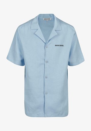 Világoskék, rövid ujjú ing, puha tapintású anyagból. Kétoldalas gallérral rendelkezik, és fekete színű "9N1M SENSE." felirat található rajta.