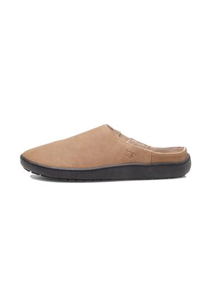 Mule slip-on couleur fauve avec semelle noire et logo latéral, conçue pour un port décontracté et un accès facile.