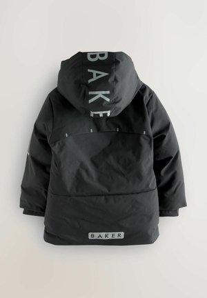 Veste à capuche noire avec une finition mate. Présente un grand texte "BAKER" sur la capuche et des accents réfléchissants. Texture douce, matériau durable.