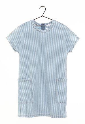 Vestido de algodón azul con rayas, manga corta, escote redondo y dos bolsillos delanteros. Diseño sencillo con un ajuste relajado.