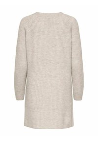 Robe pull en tricot beige avec texture côtelée, manches longues et encolure ronde, présentant une silhouette mi-longue.