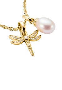 Collana d'oro con pendente a forma di libellula decorato con pietre trasparenti e un charm di perla rosa, che mostra un design intricato e lucentezza.