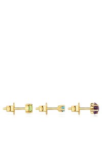 Tres pares de pendientes de botón en tono dorado con piedras preciosas coloridas: verde, azul y púrpura, cada uno con un engaste geométrico.