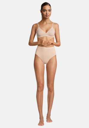 Beige kabelloses BH- und hochgeschnittenes Slip-Set. Glatter Stoff, minimalistisches Design, verstellbare Träger und nahtloser Abschluss. Keine sichtbaren Muster.
