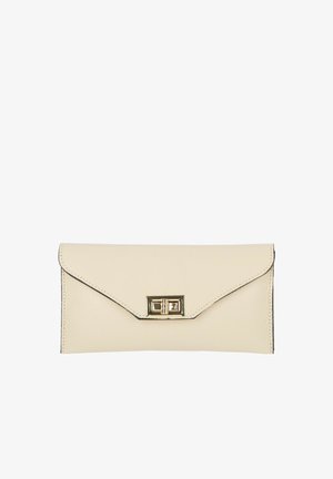 Beżowa skórzana kopertówka z prostokątnym złotym zapięciem na obrót umieszczonym na środku przedniej klapy.