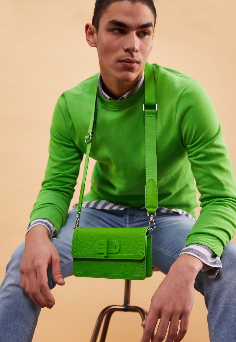 Tommy Hilfiger TURNLOCK CROSSOVER UNISEX - Axelremsväska - spring lime ...