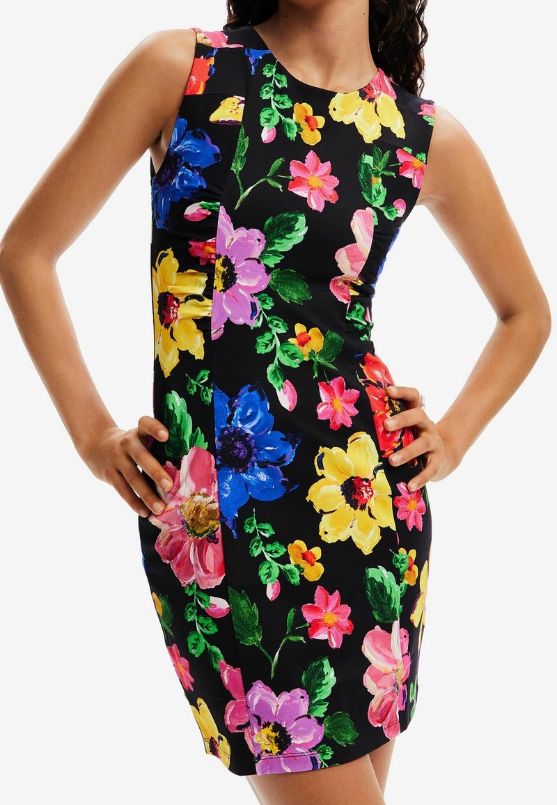 Robe moulante florale avec un fond noir, présentant des fleurs vives roses, jaunes et bleues. Tissu lisse, design sans manches, longueur jusqu'au milieu de la cuisse.