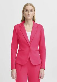 Getailleerde roze blazer met een enkele knoopsluiting, notch revers en voorkzakken. Gemaakt van gladde stof met een lichte stretch.