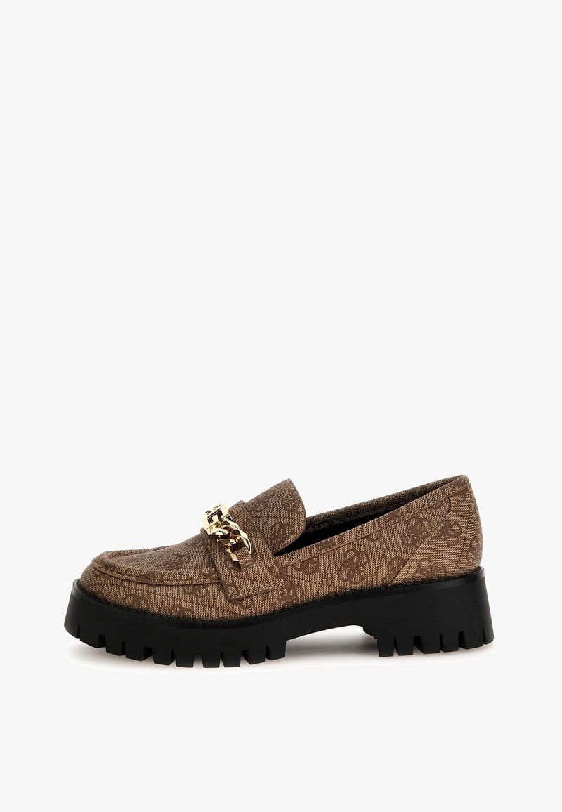 Bruine stoffen loafers met een gouden kettingdetail, gestructureerd oppervlak, ronde neus en een dikke zwarte rubberen zool met een robuust profiel.