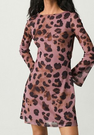 Sukienka w panterkę w kolorze różowym z długimi rękawami, wykonana z półprzezroczystego materiału z rozszerzanymi mankietami, podkreślająca czarne i brązowe plamki.