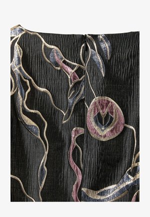 Tuvojuma attēls ar teksturētu melnu audumu, kam ir abstrakti ziedu izšuvumi metalizētās zelta, zila un purpursarkana krāsā, ar centrāli novietotu melnu rāvējslēdzēju.