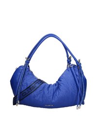 Blauwe handtas met een gekreukt oppervlak, met een gebogen vorm, dubbele handgrepen en een zwarte logo-band. Inclusief decoratieve trekkoordaccenten.