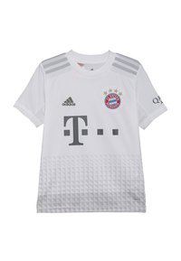 Camiseta de fútbol blanca con acentos grises, logo de Adidas, escudo del FC Bayern Munich y un patrón degradado en la parte inferior. Manga corta, cuello redondo.