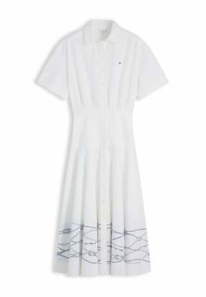 Witte midi-jurk met korte mouwen, knopen, kraag en taille naad, met een blauw touwpatroon vlak bij de zoom en een klein logo op de borst.