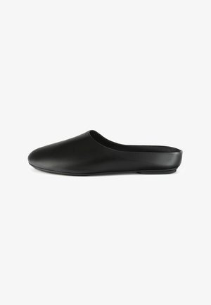 Mocassin noir avec une finition en cuir lisse, bout arrondi, design minimaliste et style sans talon, doté d'une semelle basse et plate.