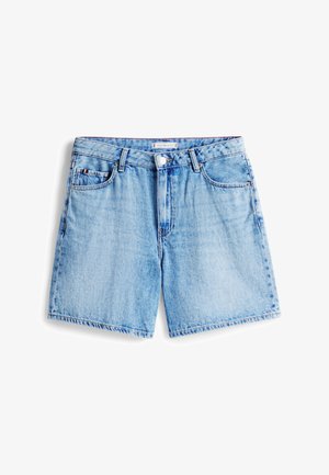 Lyseblå denimshorts med slitt kant, fem lommer og knappelukking foran. Har broderte detaljer og en logotag på midjebåndet.