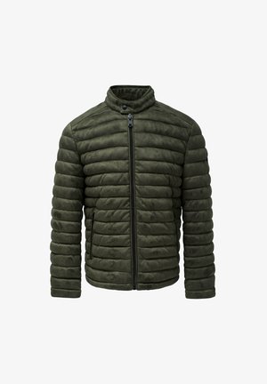 Chaqueta acolchada verde oliva con cuello alzado, con diseño acanalado horizontal, cierre de cremallera frontal y bolsillos laterales.