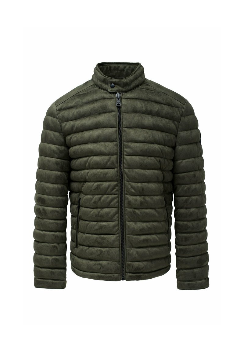 Chaqueta acolchada verde oliva con cuello alzado, con diseño acanalado horizontal, cierre de cremallera frontal y bolsillos laterales.