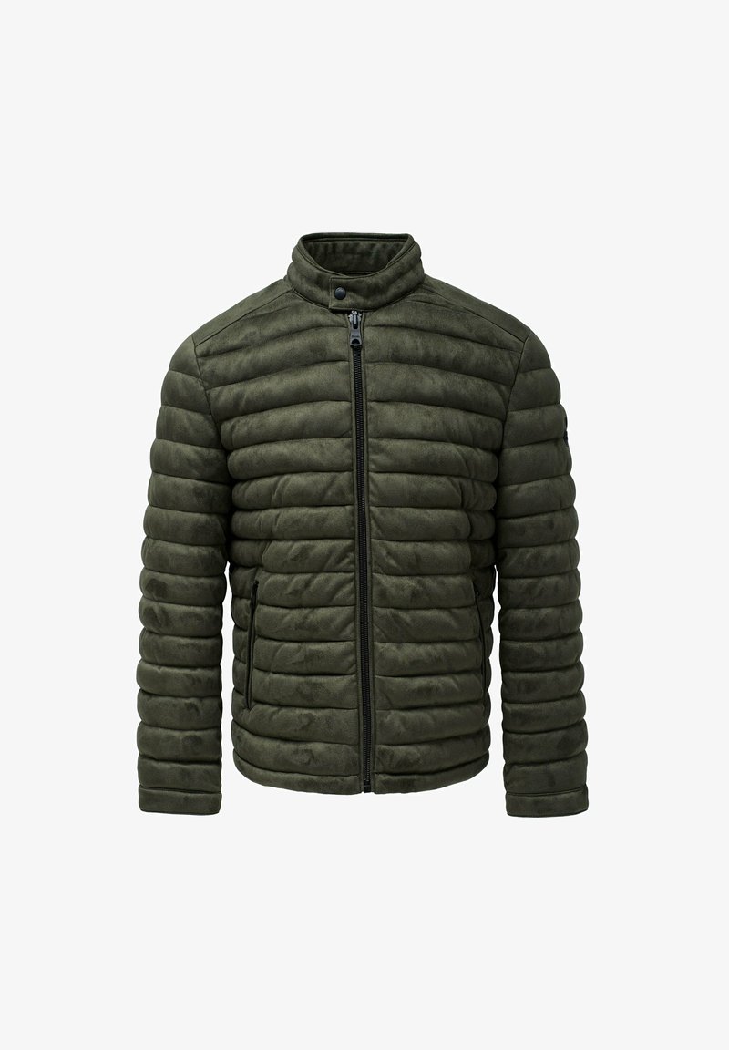 Chaqueta acolchada verde oliva con cuello alzado, con diseño acanalado horizontal, cierre de cremallera frontal y bolsillos laterales.